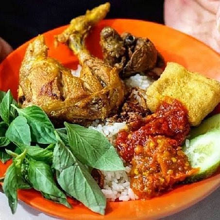 Lalapan Ayam Goreng Dengan Nasi