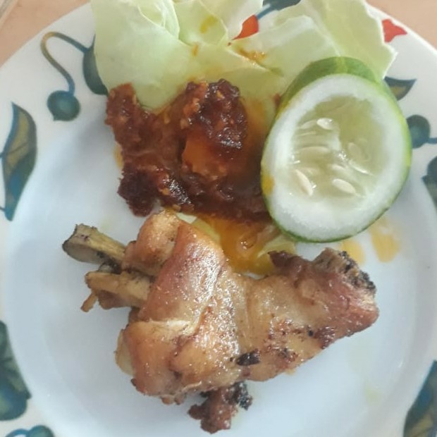 Lalapan Ayam Goreng Paha