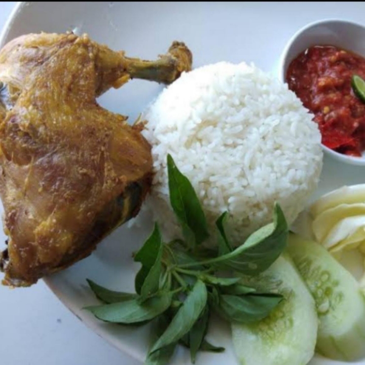 Lalapan Ayam Goreng Plus Nasi