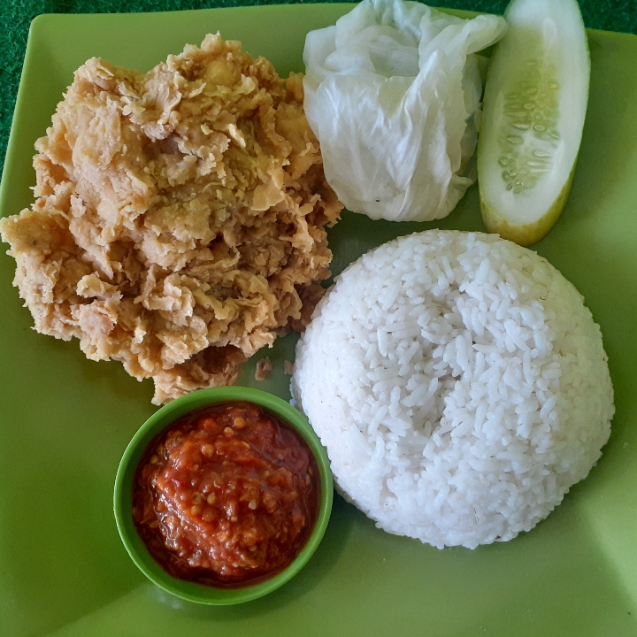 Lalapan Ayam Krispi Plus Nasi