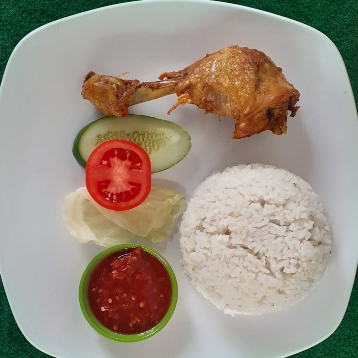 Lalapan Ayam Plus Nasi