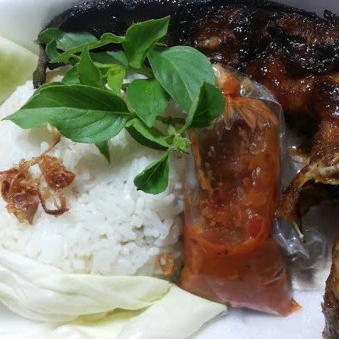 Lalapan Lele Bakar Plus Nasi