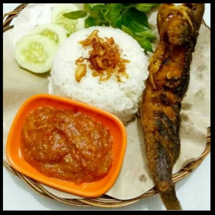 Lalapan Lele Goreng Plus Nasi