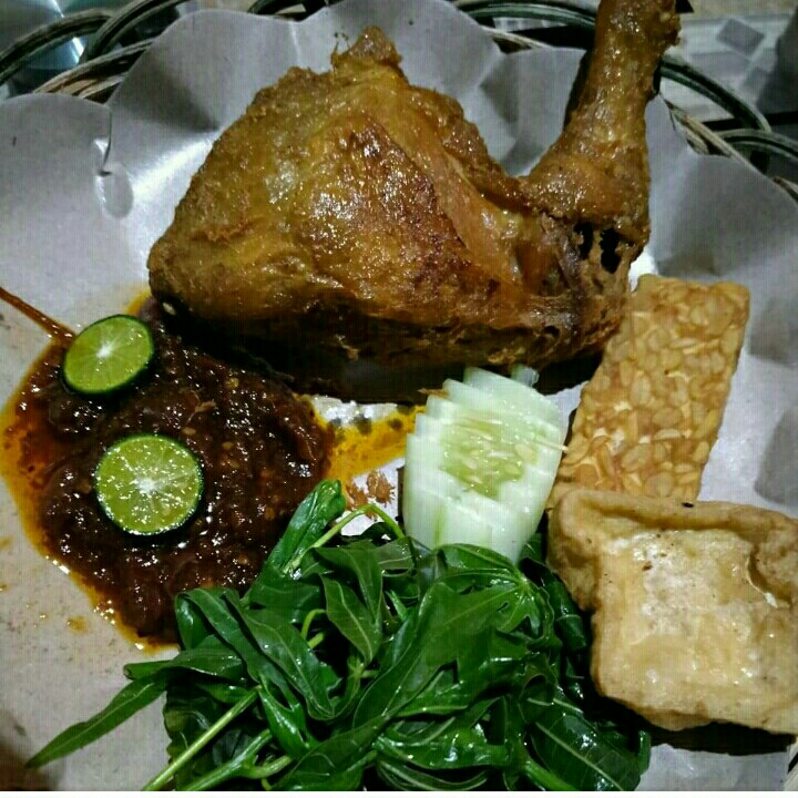 Lalapan Paha Ayam Dan Nasi Bakar 