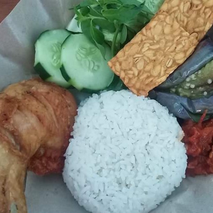 Lalapan Plus Nasi Putih