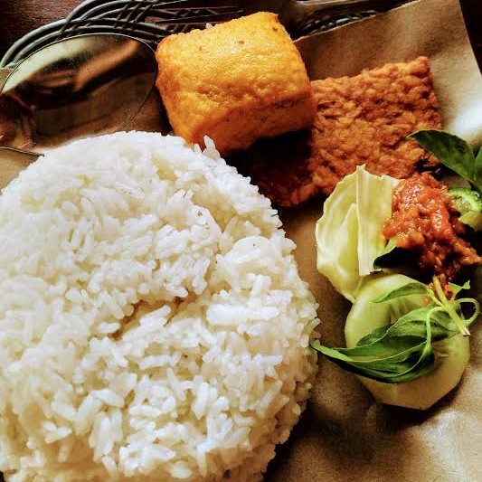 Lalapan Tempe Tahu Dan Nasi