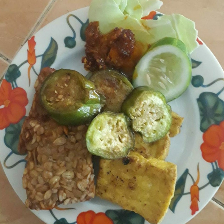 Lalapan Tempe Tahu Terong