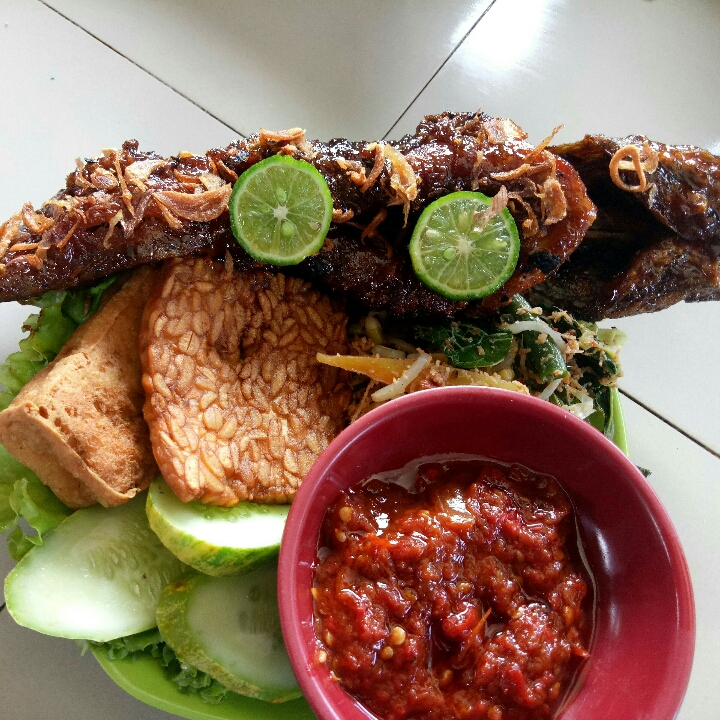 Lele Bakar Bumbu Rujak