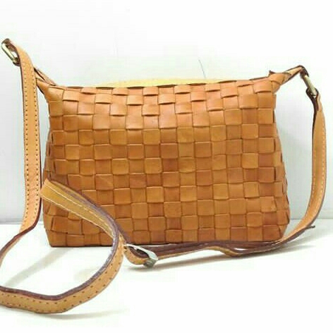 Lins Tas Kulit Sling Bag