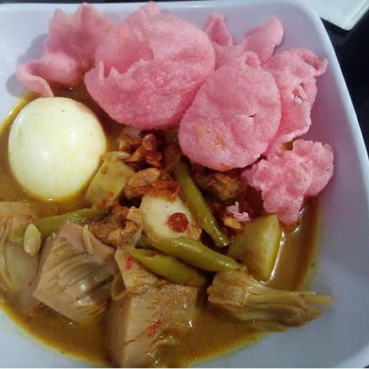 Lontong Gulai Nangka Telur