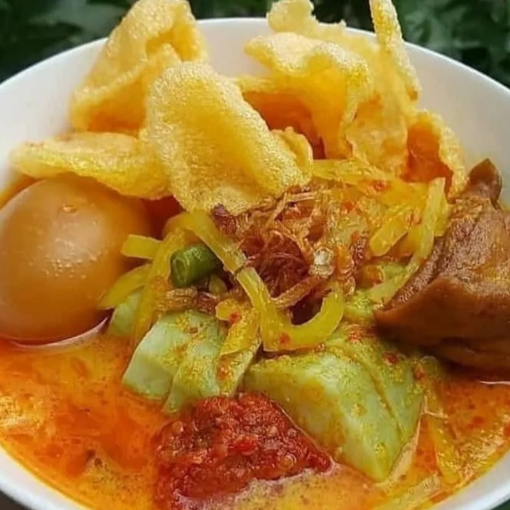 Lontong Sayur Pakai Ayamdan Telur