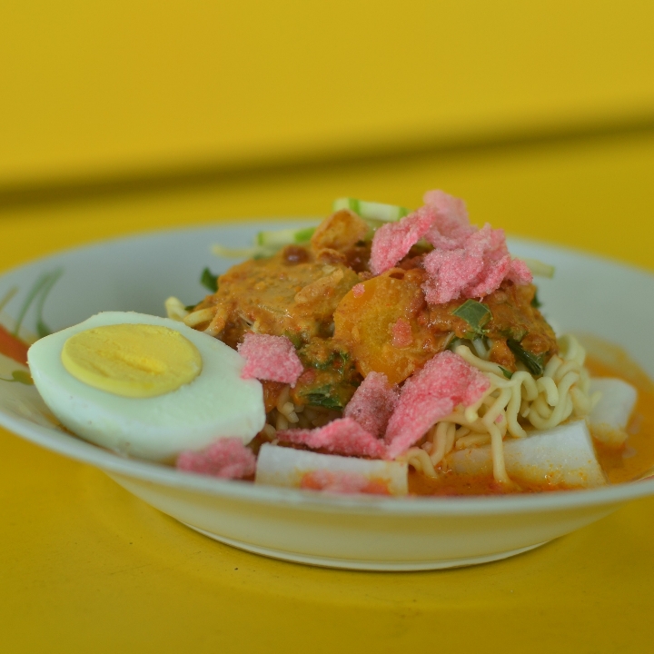 Lontong Sayur Pakai Telur Separuh