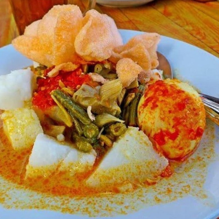 Lontong Sayur Pakai Telur