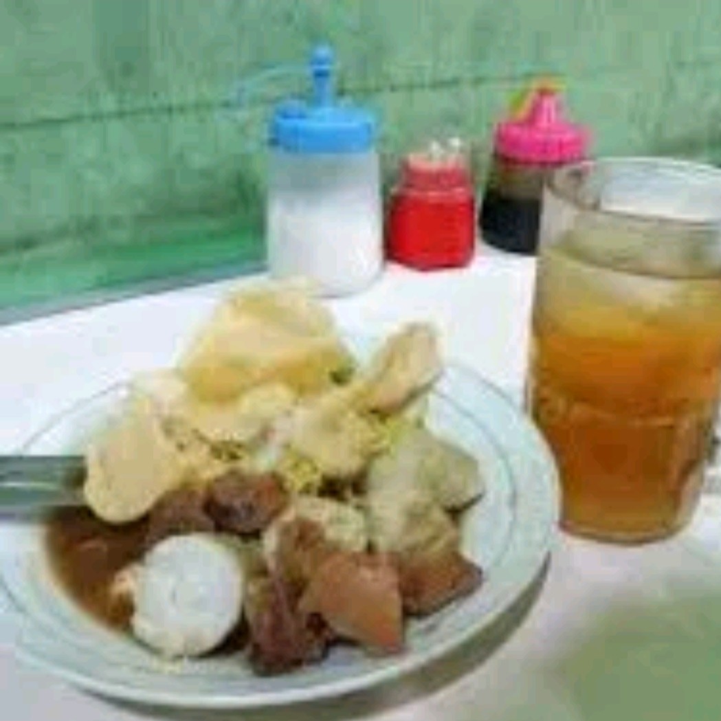 Lontong Tahu Campur Es Teh Manis Dan Kerupuk