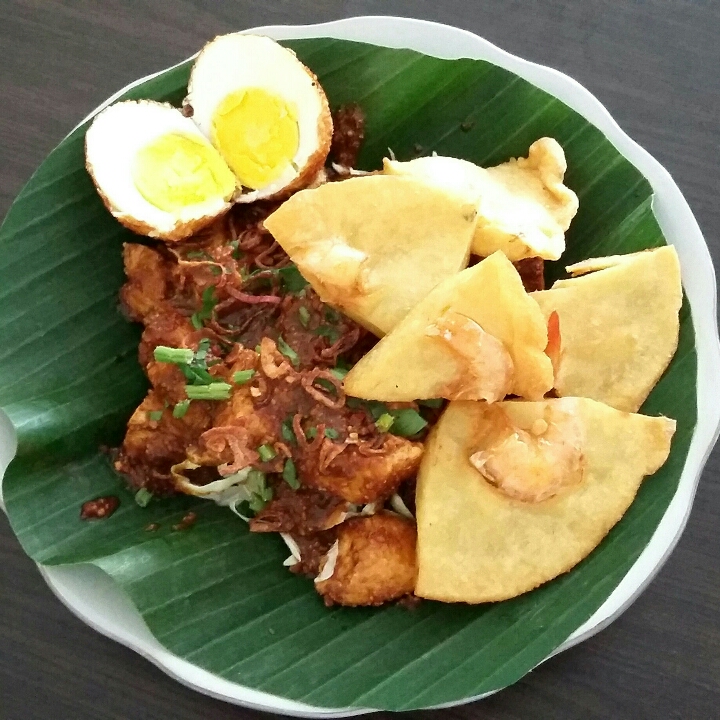 Lontong Tahu Komplit