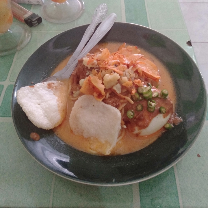 Lontong mie