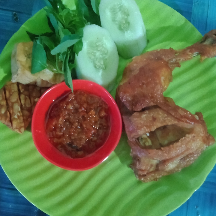 Ayam Goreng Dengan Lalapan