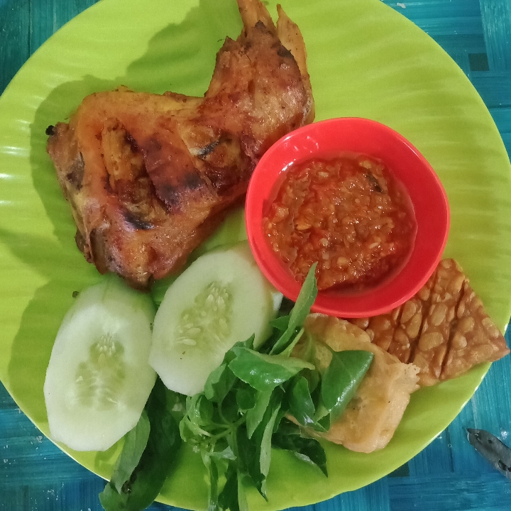 Ayam Bakar Dengan Lalapan