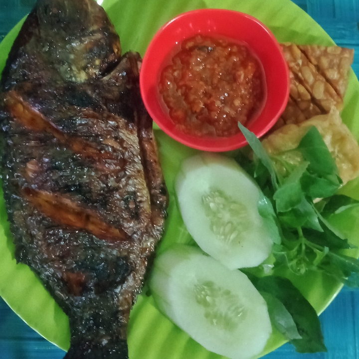 Nila Bakar Dengan Lalapan