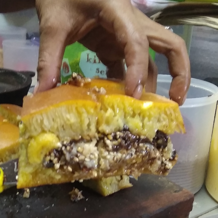 Martabak Manis Komplit-pisang-kismis-kacang-coklat-keju-wijen Susu