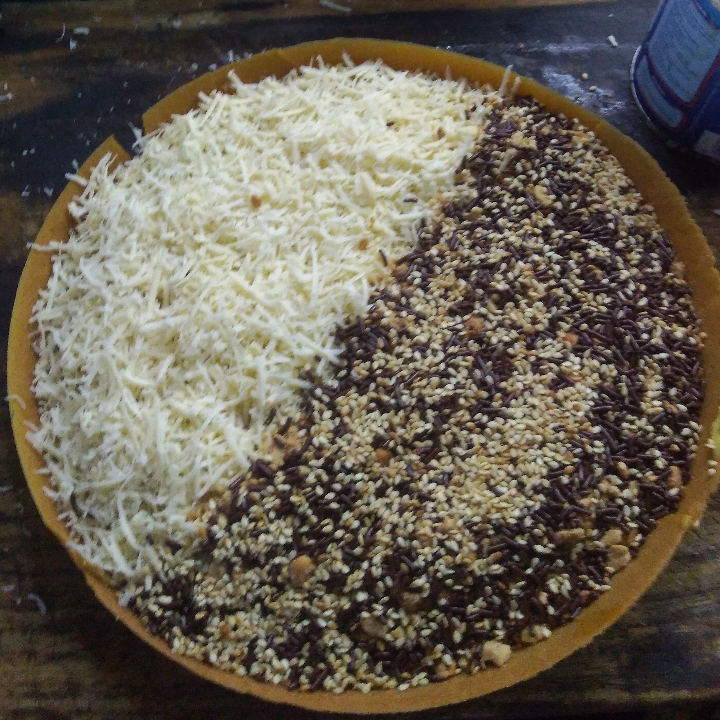 Martabak Setengah Keju Setengah Kacang Coklat Wijen Susu