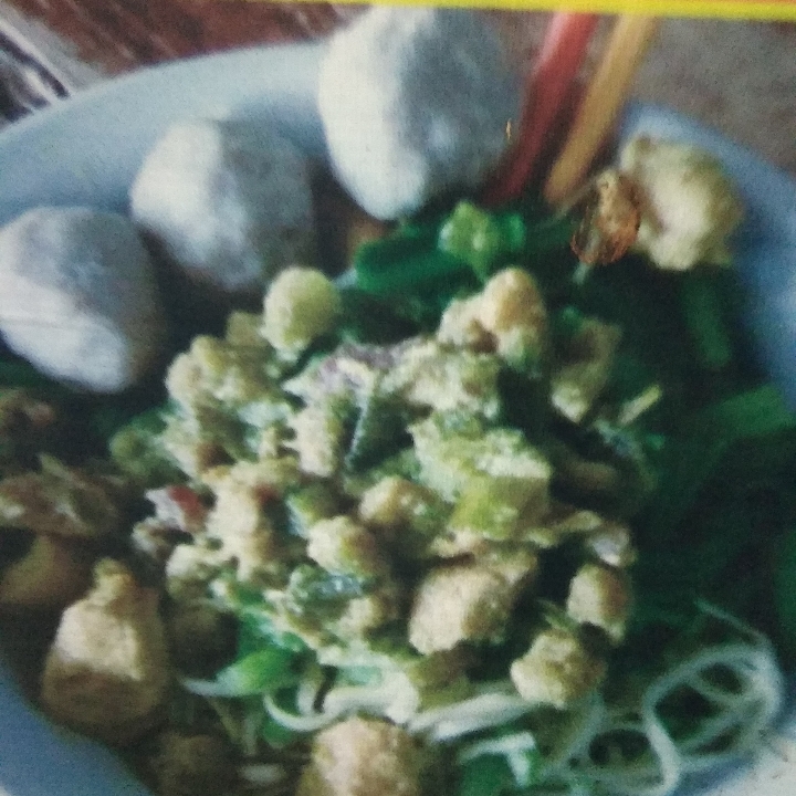 Mie Ayam Bakso Raksasa 