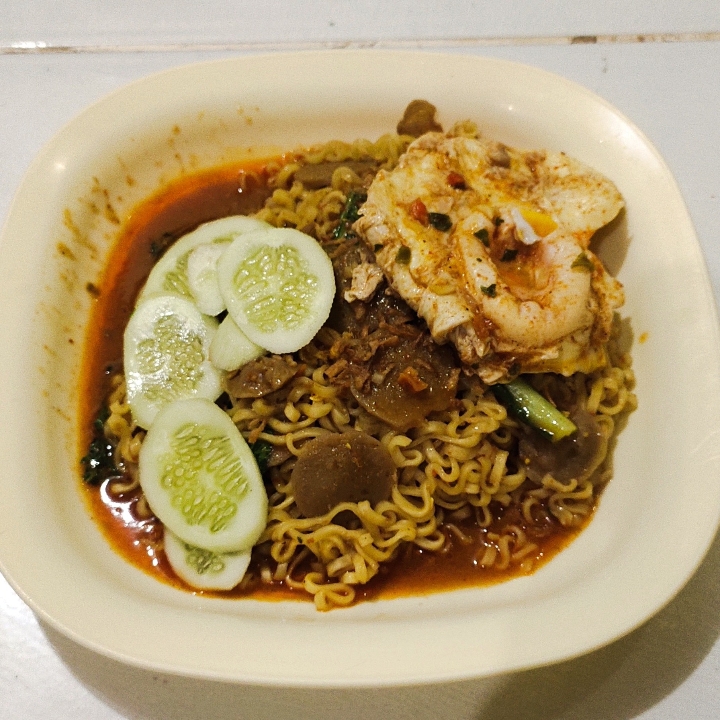 Mie Becek Komplit Bakso Sosis Telur