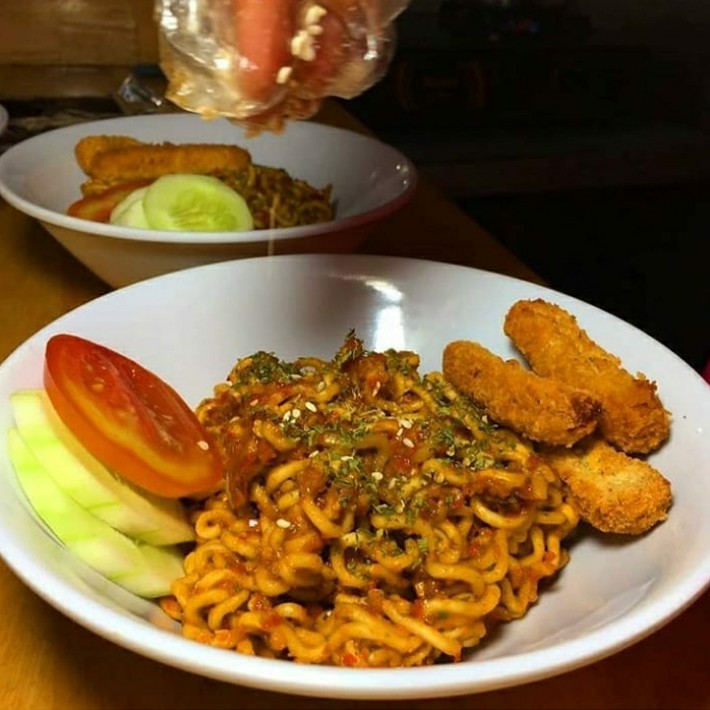 Mie Becek Pedas Pentol Telur