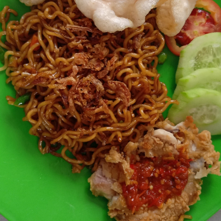 Mie Goreng Ayam Geprek 