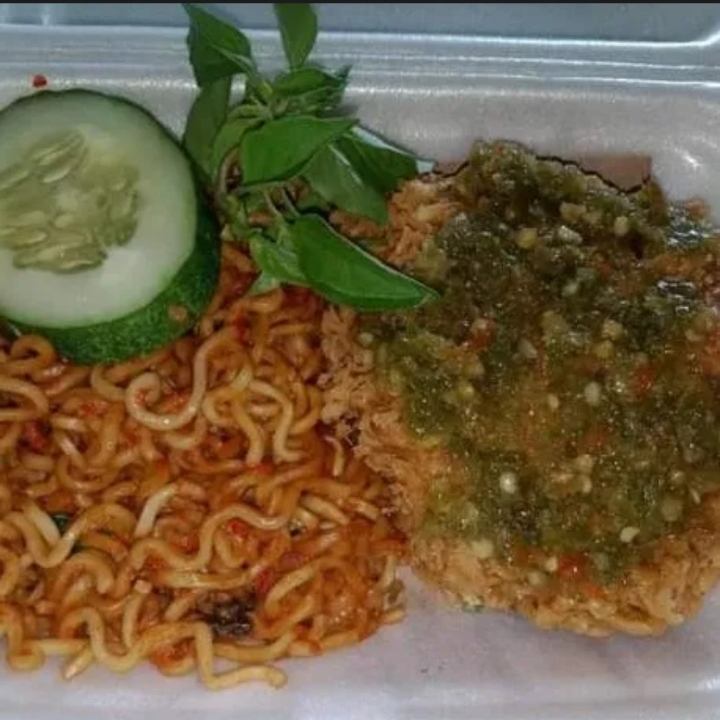 Mie Goreng Ayam Geprek Sambal Ijo