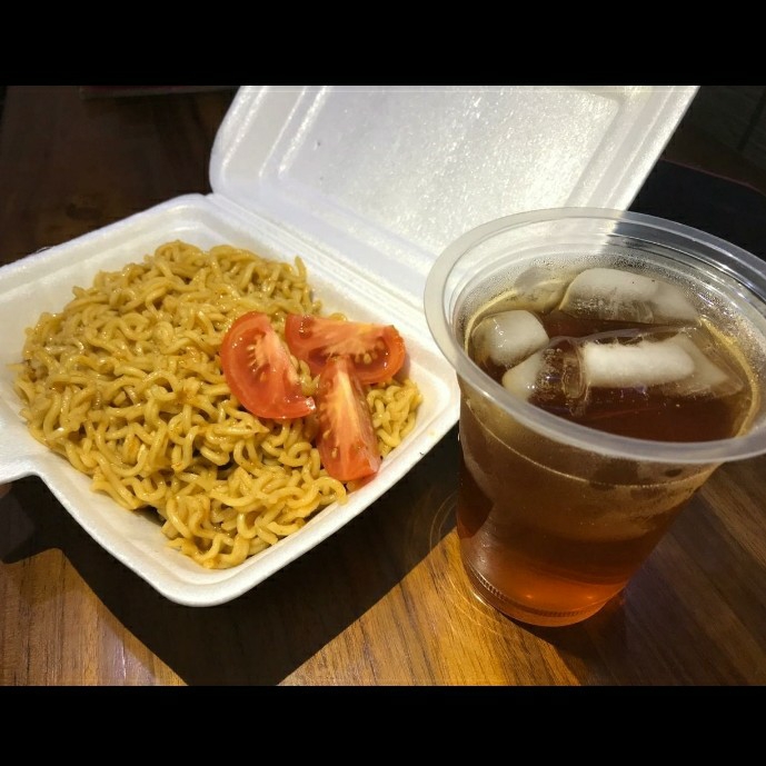 Mie Goreng Jumbo Hot Lava plus Es Teh