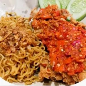 Mie Goreng dengan Ayam Geprek Sambal