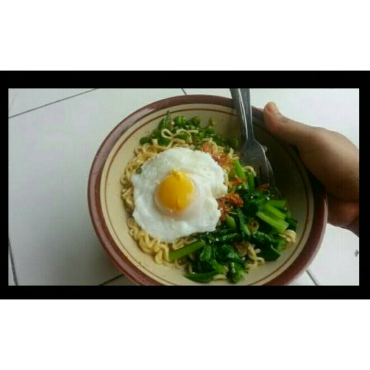 Mie Instan Kuah Sayur Telur