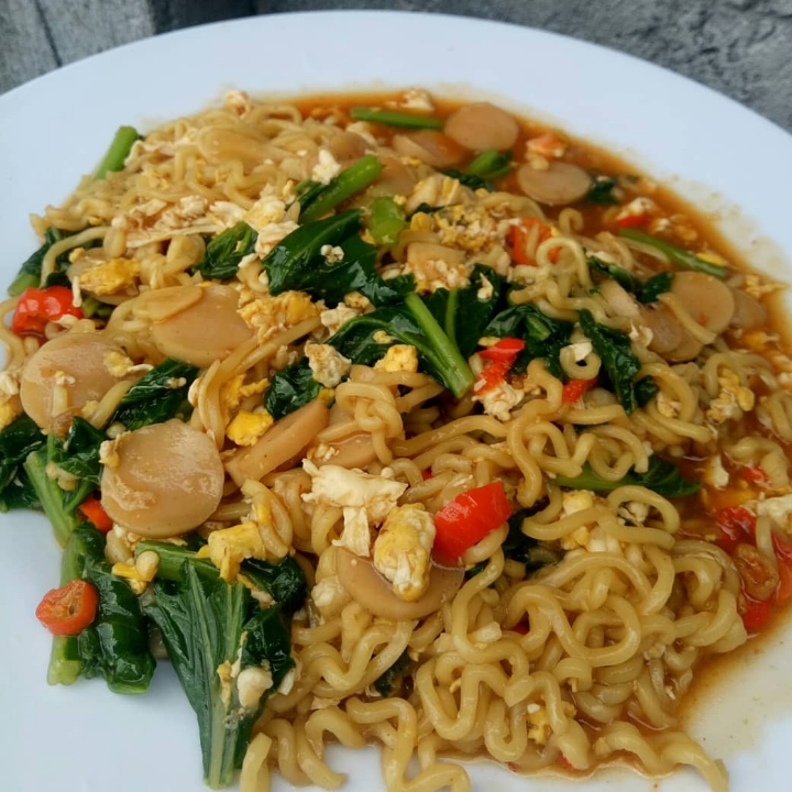 Mie Nyemek Sosis