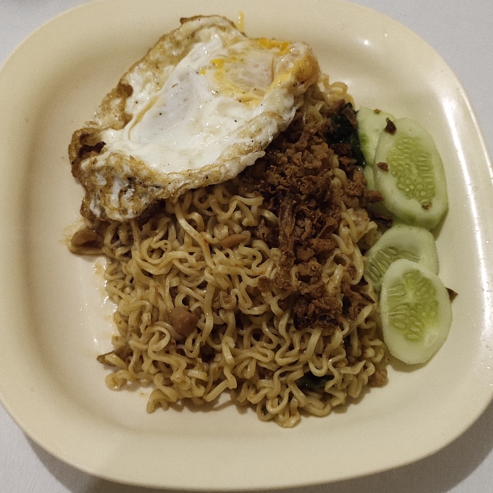 Mie Padeh Goreng Telur Mata Sapi