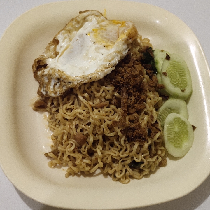 Mie Padeh Goreng Telur Sosis