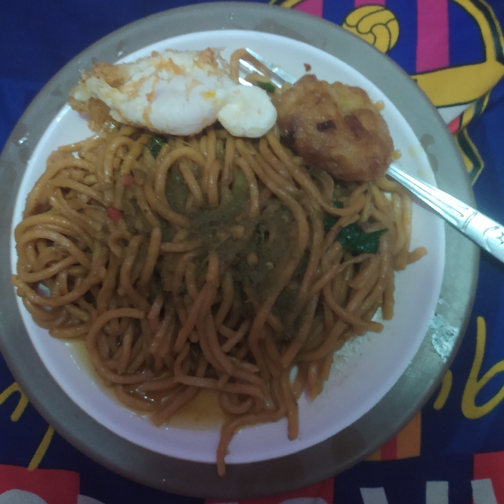 Mie Pakai Telor Dan Perkedel