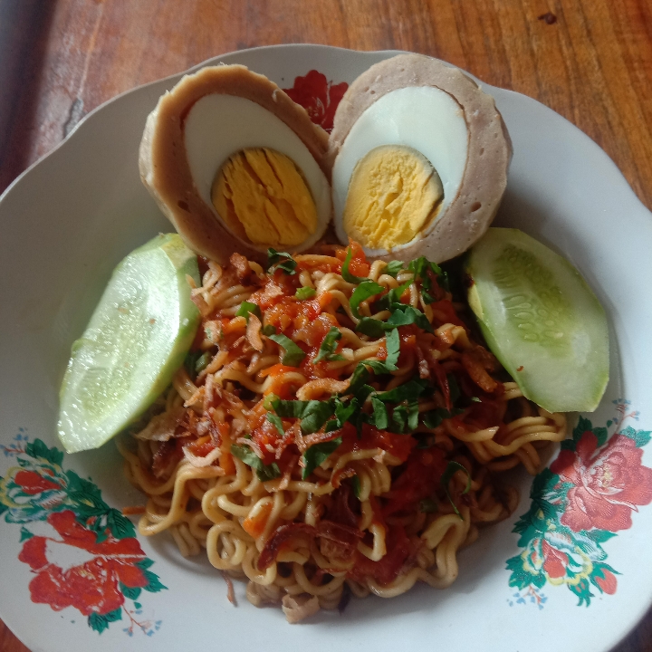 Mie Pedas Bakso Telor