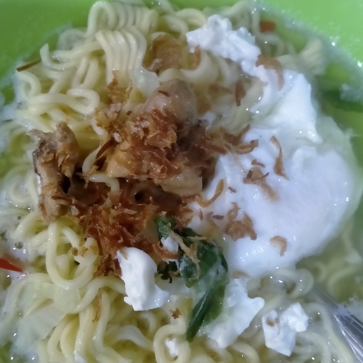 Mie kuah Plus Telor Belinjo