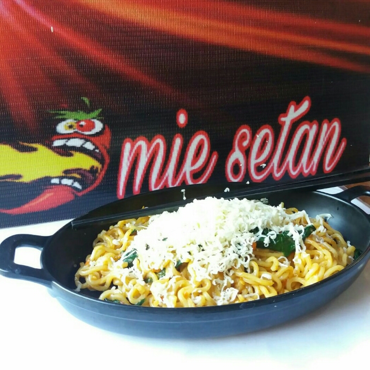 Mie setan goreng level 1 toping sosis