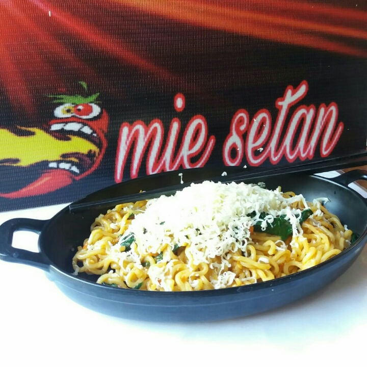 Mie setan goreng level 1 toping telur