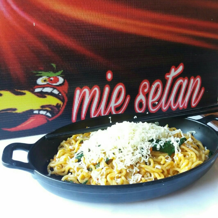 Mie setan goreng level 2 toping telur