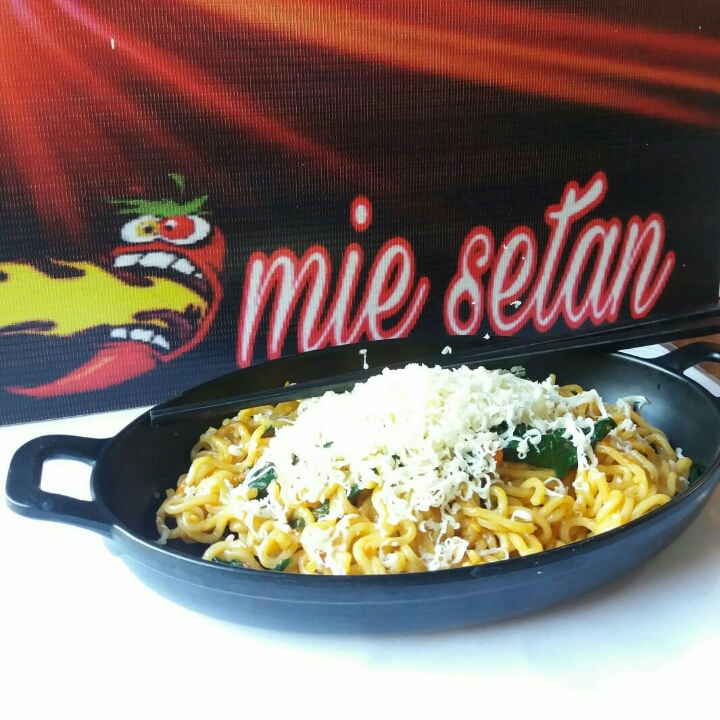 Mie setan goreng level 5 toping sosis