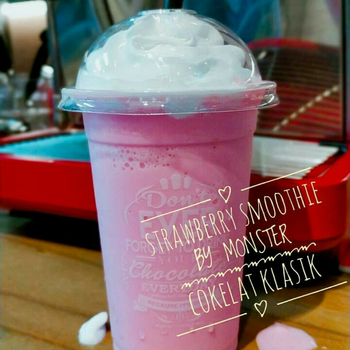 Monster Cokelat Strawberry Smoothies