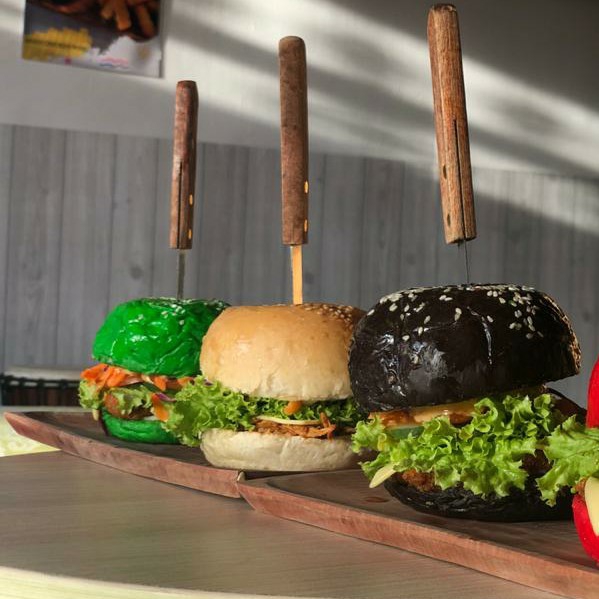 Mooi Black Burger dan Kentang Goreng