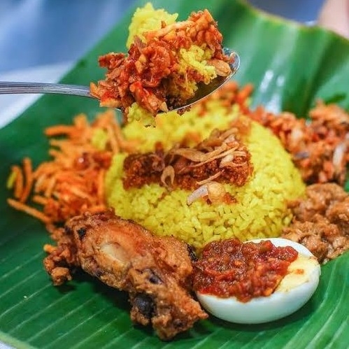 NASI KUNING AYAM TELUR