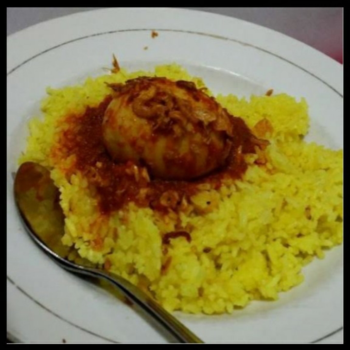 NASI KUNING PLUS TELUR