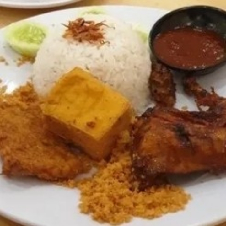 Nasi Ayam Bakar Kremes dan Tahu Tempe