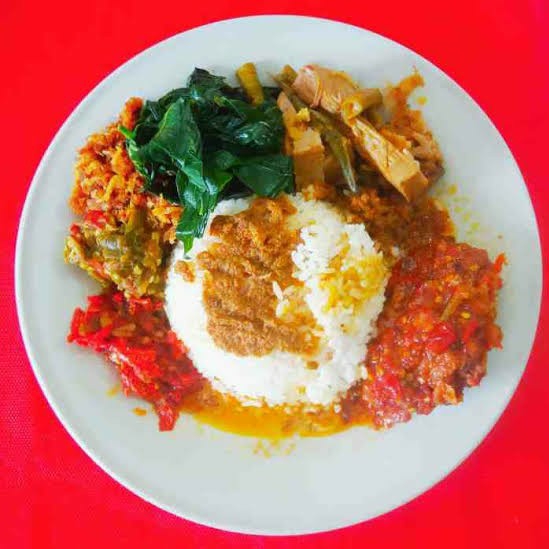 Nasi Ayam Cabe Merah Atau Cabe Ijo