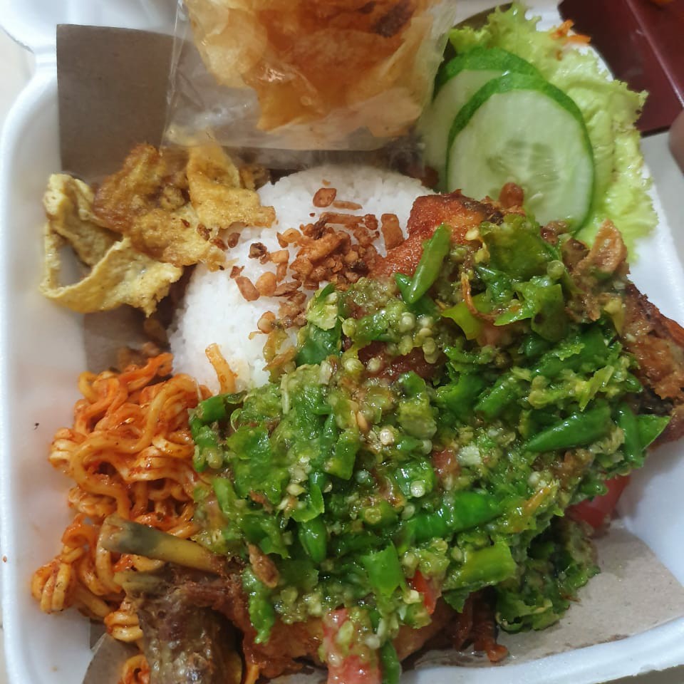 Nasi Ayam Geprek Komplit